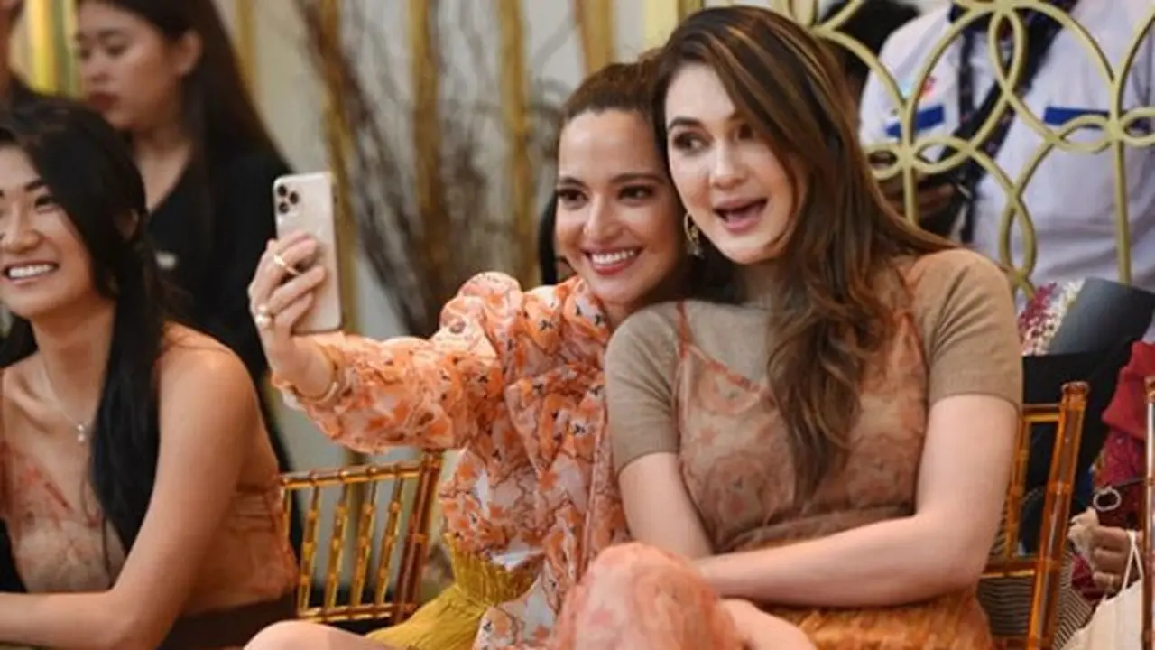 Nia Ramadhani menggunakan baju yang sama dengan Manohara (https://www.instagram.com/p/B5EafXBJpct/)