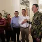 Gubernur DKI Basuki T Purnama atau Ahok dan Cagub DKI, Anies Baswedan melakukan salam komando sebagai bentuk persahabatan di Balai Kota DKI Jakarta, Kamis (20/4). Kedatangan Anies ke Balai Kota untuk menemui Ahok. (Liputan6.com/Faizal Fanani)