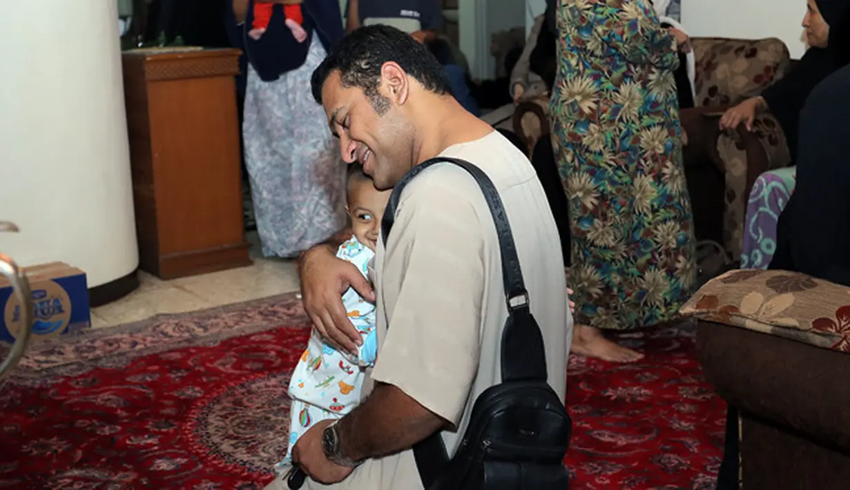 Pria bernama lengkap Saleh Ali Bawazier ini terlihat begitu tegar saat terlihat di rumah duka di kediamannya di kawasan Pondok Bambu, Jakarta Timur, tadi malam. Ia berusaha kuat bersama dua anak laki-lakinya. (Deki Prayoga/Bintang.com)