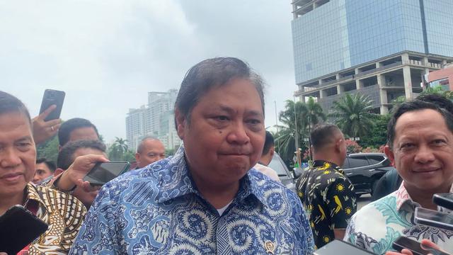 Menteri Koordinator Bidang Perekonomian, Airlangga Hartarto mendampingi Presiden Joko Widodo (Jokowi) membuka Indonesia International Motor Show (IIMS) 2024 di JI Expo Kemayoran, Jakarta Pusat, Kamis (15/2/2024). (Sulaeman/Merdeka.com)