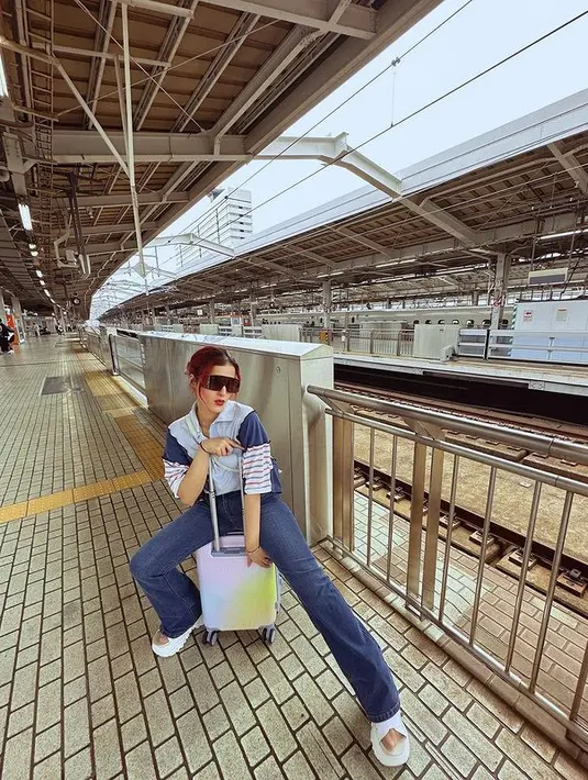 Tasya Farasya tampil simple dengan atasan dan celana jeans. Penampilannya semakin meningkat karena kacamata yang digunakannya. [instagram/tasyafarasya]