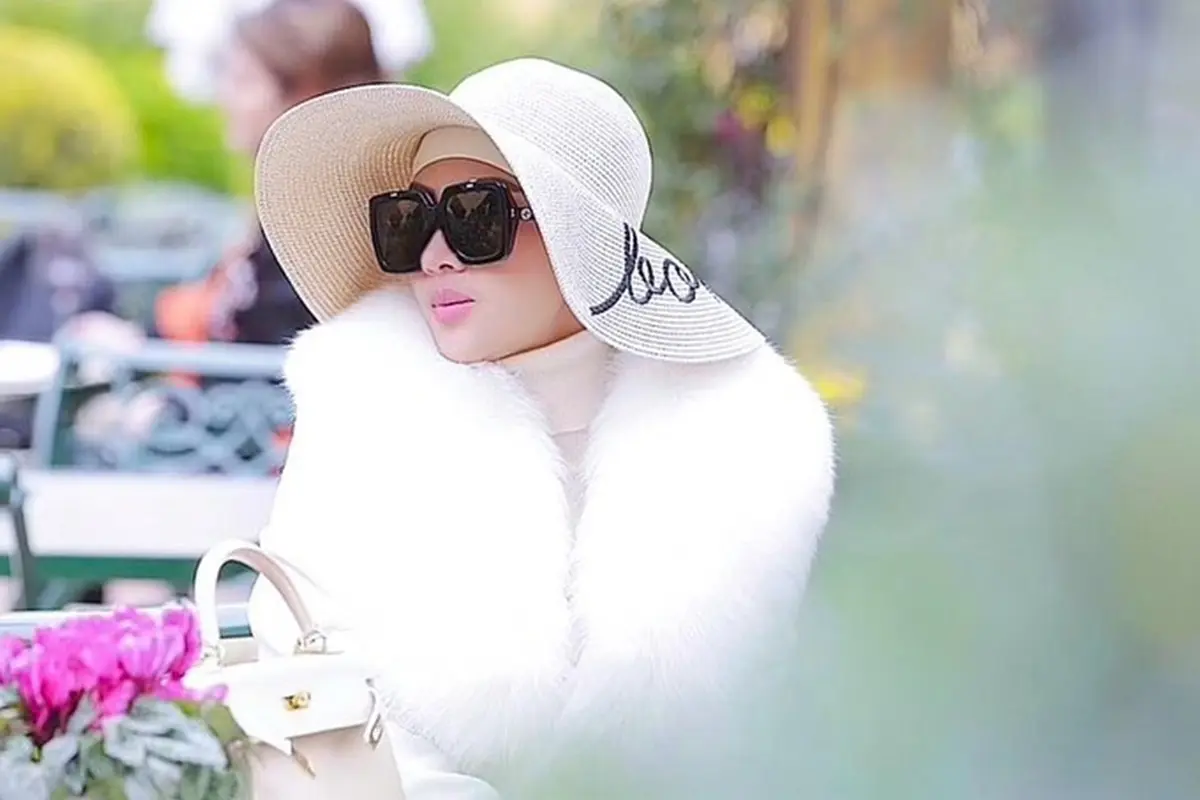 FOTO: Gaya OOTD Syahrini Pakai Topi, Elegan dan Memesona