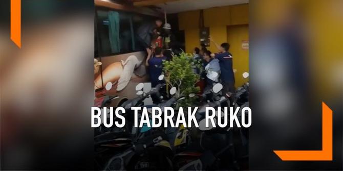 VIDEO: Hilang Kendali, Bus Tabrak Ruko di Bekasi