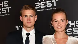 Bek Juventus asal Belanda, Matthijs de Ligt didampingi pacarnya Annekee Molenaar berpose saat menghadiri penghargaan sepak bola FIFA Terbaik, di teater La Scala Milan, Italia utara (23/9/2019). (AFP Photo/Tiziana Fabi)