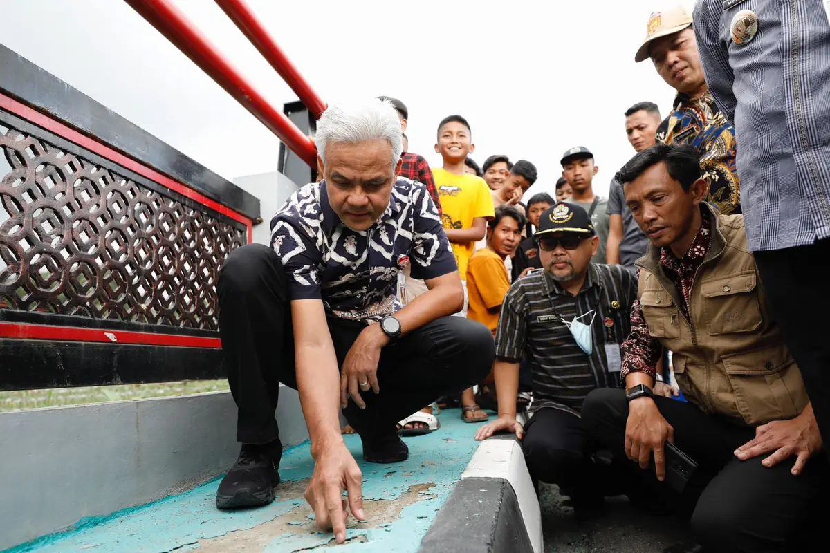 Gubernur Jawa Tengah Ganjar Pranowo, meninjau langsung pembangunan jembatan yang berada di Desa Keseneng, Kecamatan Mojotengah, Kabupaten Wonosobo.