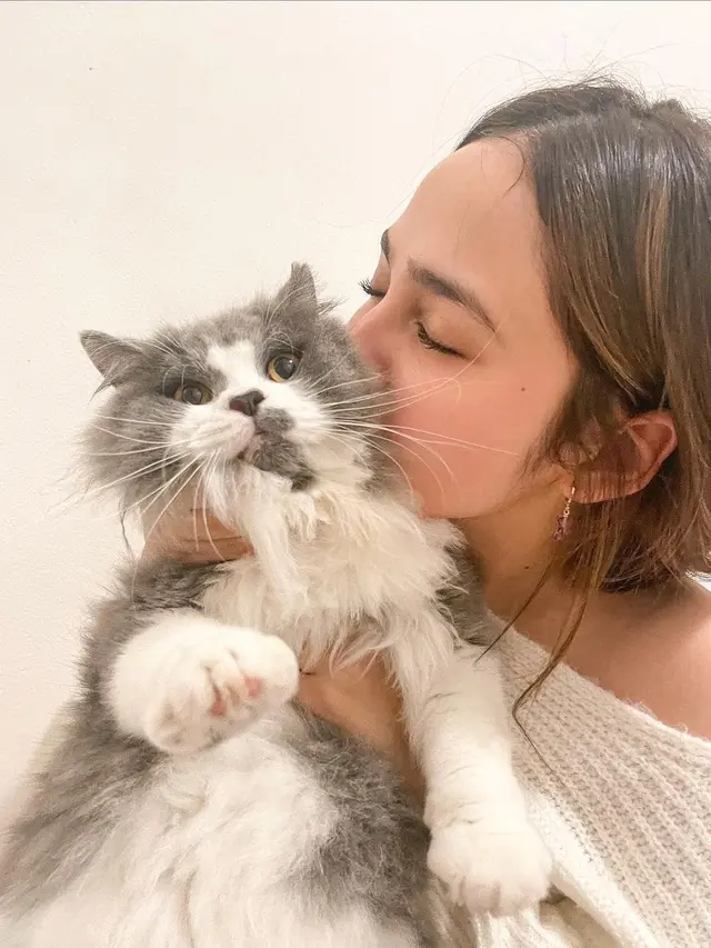 Syifa Hadju dan Kucing