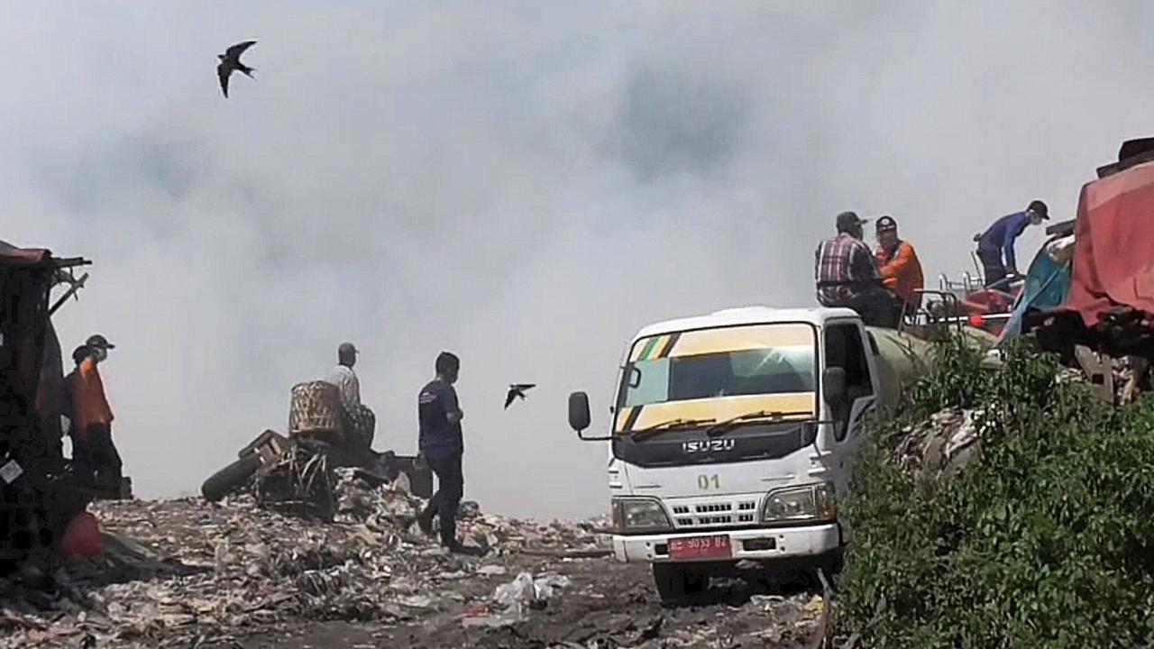 Kondisi asap masih mengepul di TPA Bakung hingga mengganggu aktivitas warga sekitar, Jumat (6/12/2024). Foto : (Istimewa).