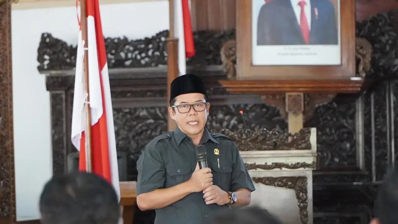 Ketua DPRD Jepara Agus Sutisna mendesak Dinas PUPR menangani perbaikan jalan rusak di wilayah Jepara. (Liputan6.com/Arief Pramono)