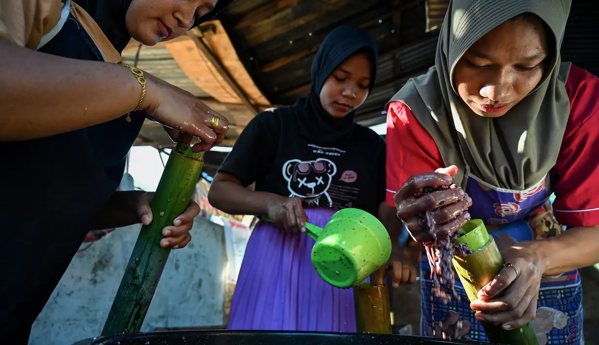 Lemang menggoda dengan cita rasa gurih dan tekstur lengket yang lezat. (CHAIDEER MAHYUDDIN/AFP)