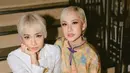 Pasangan saudara sepupu itu sama-sama tampil cantik dengan rambut pixie blonde yang ikonik [@tanayudjanuismadi]