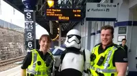 Pria bersenjata dengan kostum Star Wars edang berada di kereta untuk menghadiri konvensi di Dundee, Skotlandia ketika polisi datang. (Facebook/Grampian Stormtrooper)
