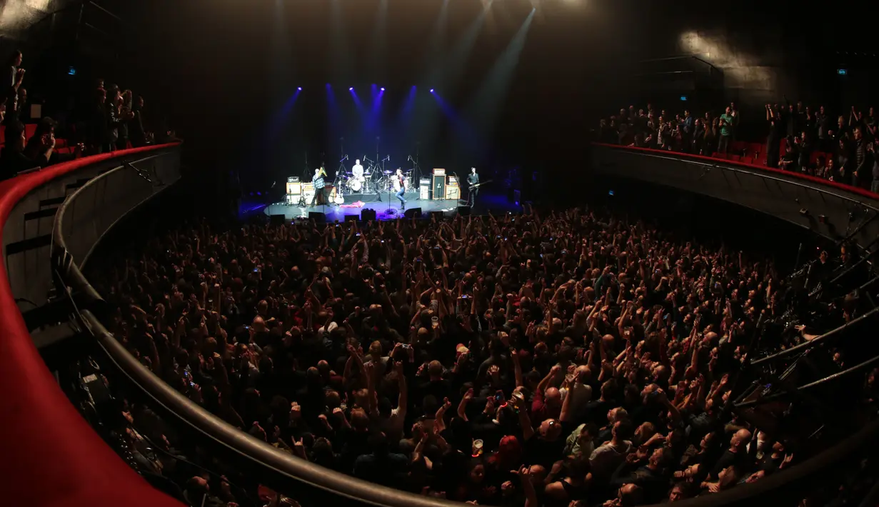 Ratusan penggemar memadati konser perdana grup rock AS, Eagles of Death Metal setelah serangan Paris pada November 2015 lalu, yang digelar di gedung teater Olympia, Paris, Selasa (16/2). (AFP PHOTO/Joel SAGET)
