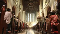 Ribuan jemaat mengikuti Misa Natal di Gereja Katedral, Jakarta, Minggu (24/12). Misa Natal kali ini mengangkat tema "Damai Kristus dalam Nuansa Nusantara". (Liputan6.com/Herman Zakharia)