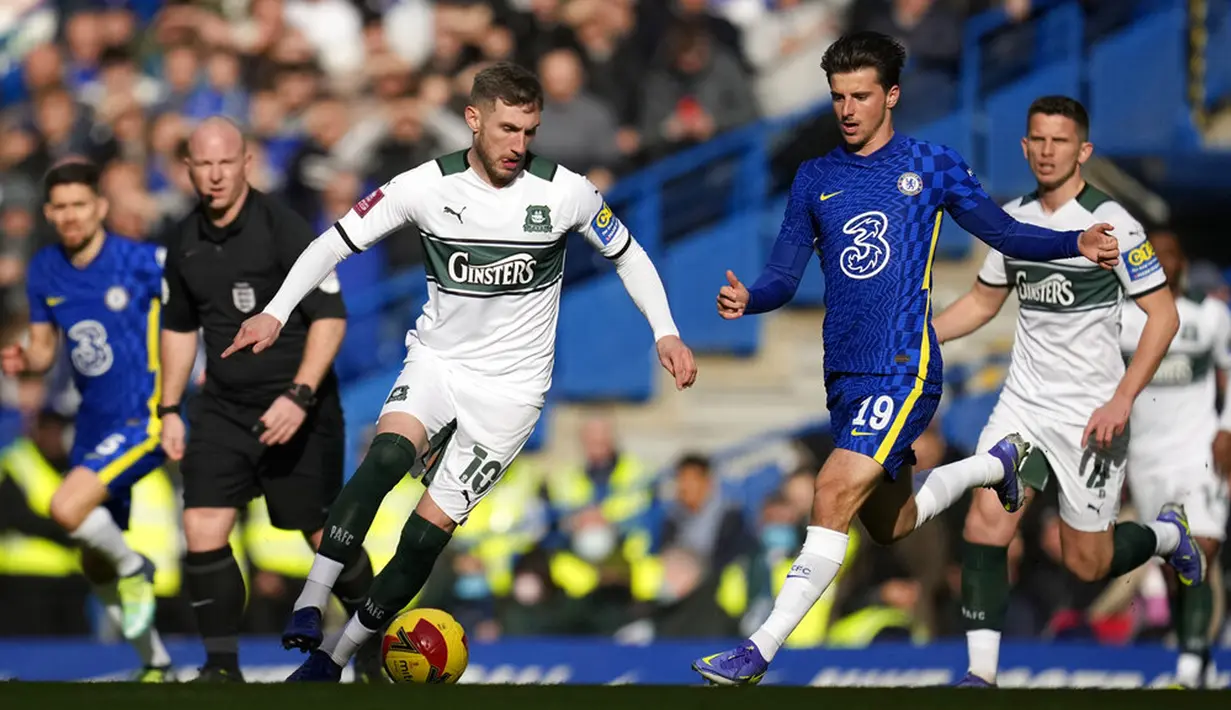 Pemain Plymouth Argyle Danny Mayor (kiri) berebut bola dengan pemain Chelsea Mason Mount pada putaran keempat Piala FA di Stadion Stamford Bridge, London, Inggris, 5 Februari 2022. Chelsea menang 2-1. (AP Photo/Matt Dunham)