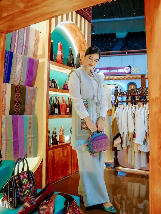 Ia melengkapi tampilannya dengan tas etnik dari @rumah_nayozie, yang memberi aksen warna dan tekstur khas kerajinan tradisional. [@ayanggkahiyang].
