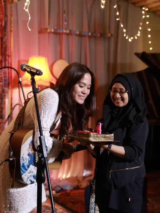 Dihadapan para fansnya, pemilik album Sheryl Sheinafia (2013) di kantor Musica Studio Senin (20/6) malam menceritakan kesukaannya bermain game tersebut. (Galih W. Satria/Bintang.com)