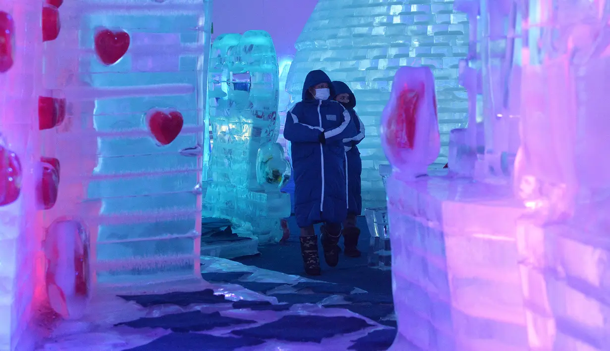 Para wisatawan mengunjungi Frost Magical Ice of Siam di Provinsi Chon Buri, Thailand, pada 1 Desember 2020. Suhu di Frost Magical Ice of Siam, yang mencakup area seluas 30.000 meter persegi, dijaga pada angka minus 10 derajat Celsius. (Xinhua/Rachen Sageamsak)