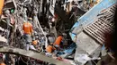 Otoritas setempat mengatakan insiden tersebut menewaskan seorang perempuan berusia 22 tahun dan menyebabkan 38 lainnya dinyatakan hilang. Tampak dalam foto, tim penyelamat melanjutkan operasi di lokasi runtuhnya fasilitas pemilahan sampah di Binaliw, kota Cebu, Filipina tengah pada hari Sabtu, 10 Januari 2026. (AP Photo/Jacqueline Hernandez)