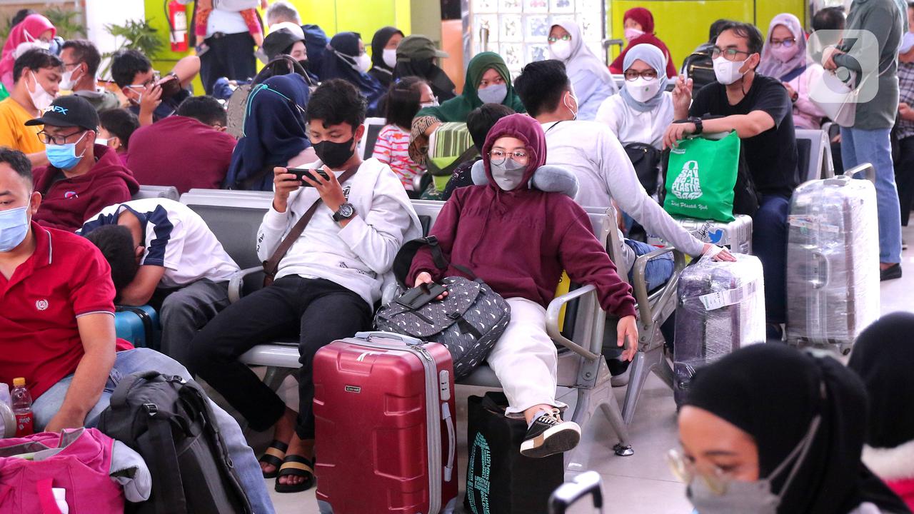 FOTO: Pemudik Mulai Padati Stasiun Gambir