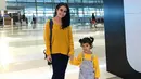 Lihat betapa kompaknya Ayu Ting Ting dan Bilqis. Ibu dan anak ini terlihat mengenakan baju berwarna kuning. (Foto: instagram.com/ayutingting92)
