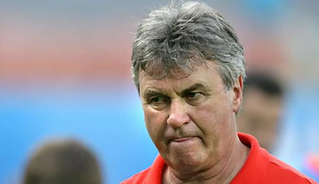 Russian head coach Guus Hiddink attends a training session in Vienna on June 25, 2008. Russia will play the Euro 2008 championship semi-final match against Spain on June 26, 2008 in Vienna. AFP PHOTO/YURI KADOBNOV