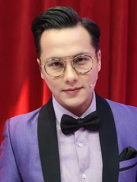 Meski mamakai pakaian formal, Andhika Pratama mampu membuat penampilannya tetap stylish. Kali ini, pemain film Negeri 5 Menara tersebut tampak mengenakan setelan jas simpel. Kacamata yang ia pakai pun membuatnya makin menawan. (Liputan6.com/IG/@andhiiikapratama)