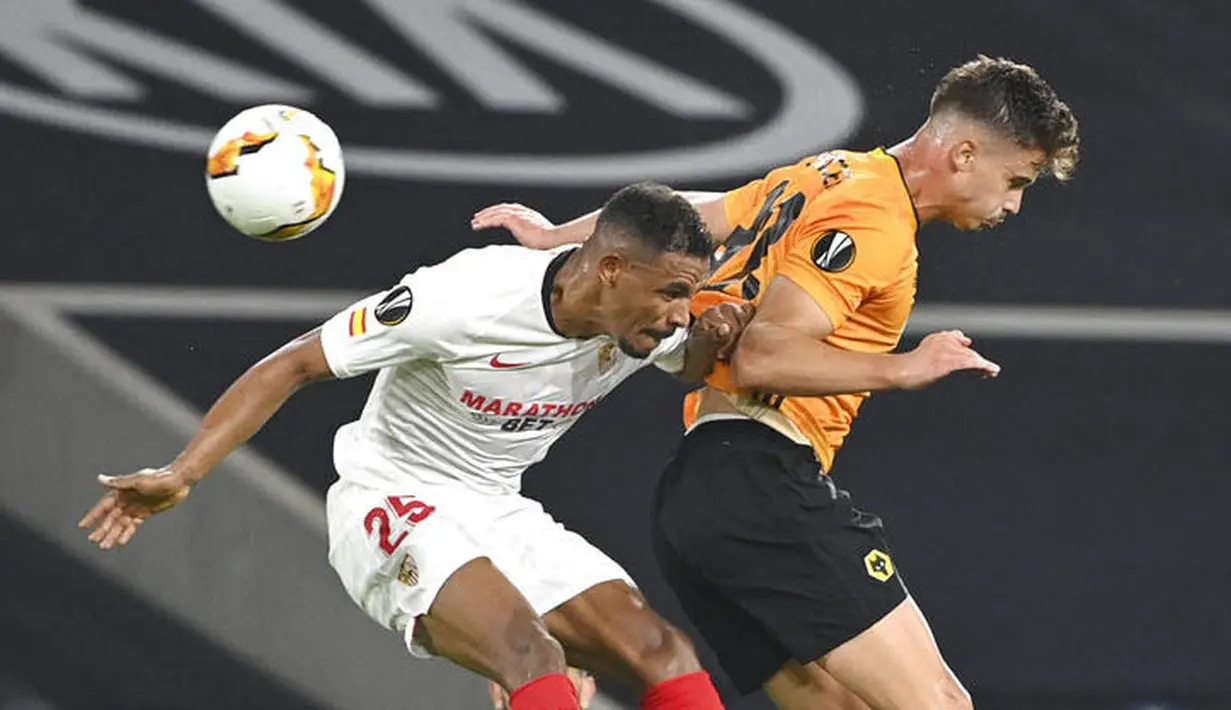 Pemain Sevilla, Fernando, berebut bola dengan pemain Wolverhampton Wanderers, Leander Dendoncker, pada perempat final Liga Europa, Selasa (11/8/2020). Sevilla menang dengan skor 1-0. (Ina Fassbender/Pool Photo via AP)