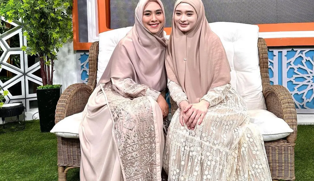 Melihat cantik dan anggunnya Inara Rusli ketika berpose bersama Okky Setiana Dewi. Ia mengenakan dress cantik yang disempurnakan dengan hijab cokelat serasi. Foto: Instagram.