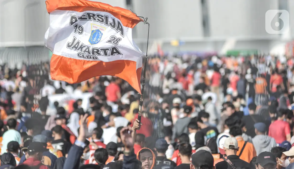 The Jakmania saat berdatangan menghadiri Grand Launching Jakarta International Stadium (JIS), Papanggo, Jakarta Utara, Minggu (24/7/2022). (merdeka.com/Iqbal S. Nugroho)