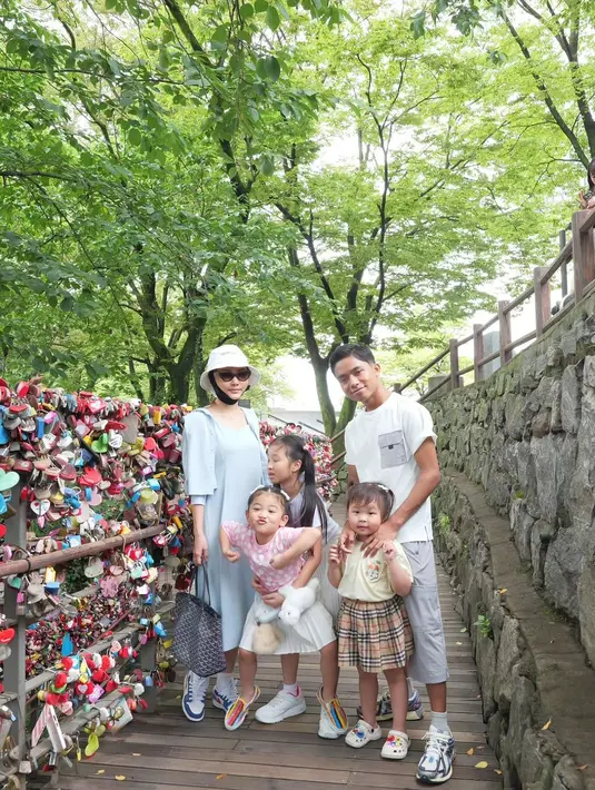 Di sini, Sarwendah mengenakan dress berkerah berwarna biru muda, topi putih, sunglasses, dan rahang yang masih digips hitam. [Foto: Instagram/sarwendah29]