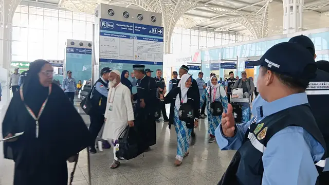 Rombongan Pertama Haji Khusus Indonesia Tiba di Madinah, Disambut Sapaan Hangat PPIH