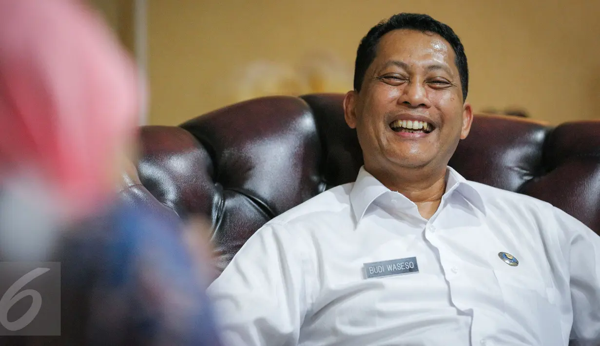Kepala BNN Komjen Budi Waseso tampak tertawa saat menemui Mensos Khofifah Indar Parawansa di Jakarta, Senin (19/10). Pertemuan itu membahas rencana lapas narkoba di Gunung Sindur, Bogor yang akan dintegrasikan. (Liputan6.com/Faizal Fanani)