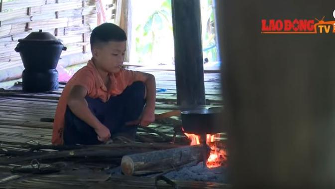 Dang Van Khuyen, bocah berusia 10 tahun yang tinggal sendiri di sebuah desa terpencil di Vietnam (Dok.YouTube/ Lao Động TV)