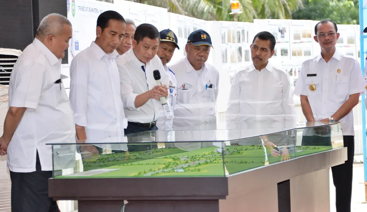 Presiden Joko Widodo (kedua kiri) melihat miniatur lokasi pembangunan Light Rail Trail (LRT)  zona 1 di Bandar Udara Sultan Mahmud Badaruddin II, Palembang, Sumatera Selatan, Kamis (3/3/2016). (Biro Komunikasi Kemenhub/Daniel Pietersz)