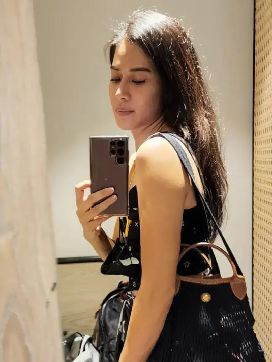 Pemeran Cinta di AADC ini tetap terlihat awet muda meski sudah berusia 40 tahun. Aura cantiknya Dian Sastrowardoyo ini semakin terlihat saat selfie. Banyak yang tidak menduga bahwa Dian Sastrowardoyo sudah berkepala 4 karena tetap terlihat cantik menawan layaknya anak muda. (Liputan6.com/IG/@therealdisastr)