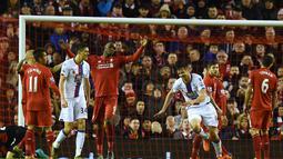 Pemain Crystal Palace Scott Dann(tiga kanan) mencetak gol pada lanjutan Liga Premier Inggris di Stadion Anfield, Liverpool, Inggris, Minggu(8/11/2015) WIB.  (AFP Photo/Paul Ellis)