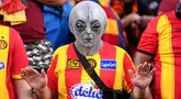 Seorang suporter Esperance de Tunis menggunakan topeng alien saat mendukung timnya melawan Flamengo pada pertandingan Piala Dunia Antarklub 2025 di Lincoln Financial Field, Philadelphia, Selasa (17/6/2025). (AP Photo/Chris Szagola)