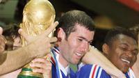 Tahun 1998 bisa dikatakan sebagai puncak karier Zinedine Zidane sebagai pesepak bola, dirinya sukses mengantarkan Prancis untuk pertama kalinya meraih gelar Piala Dunia. (AFP/Gabriel Bouys)