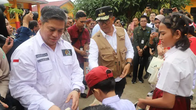 Tinjau Simulasi Makan Bergizi Gratis di SLBN Kubar, Akmal Malik: Anak-Anak Suka dan Menikmati