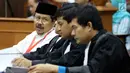 Juru Bicara Hizbut Tahrir Indonesia (HTI) Ismail Yusanto selaku pemohon, mengikuti sidang perdana Pengujian Undang - undang Ormas, di Gedung Mahkamah Konstitusi, Jakarta, Rabu (26/7). (Liputan6.com/Johan Tallo)