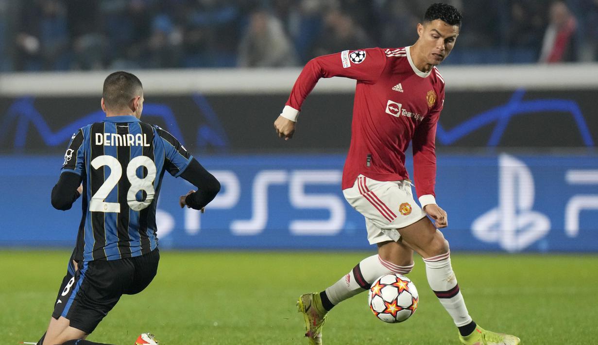 Namun, pada injury time babak pertama, MU berhasil menyamakan kedudukan lewat aksi Cristiano Ronaldo. Hingga jeda, skor 1-1 tetap bertahan. (AP/Luca Bruno)