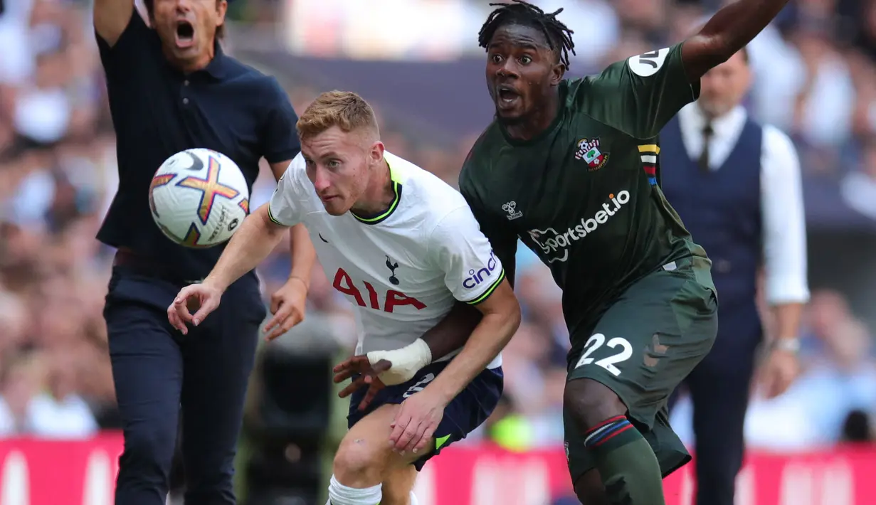 Dejan Kulusevski akan membela Tottenham Hotspur dengan berstatus sebagai pemain pinjaman dari Juventus. Ia dipinjam oleh The Lilywhites hingga bursa transfer musim panas 2023. Kehadirannya langsung memberikan dampak positif bagi lini serang Tottenham. Kulusevski telah tampil sebanyak 5 laga dengan mencetak 1 gol dan 2 assist. (AFP/Chris Radburn)