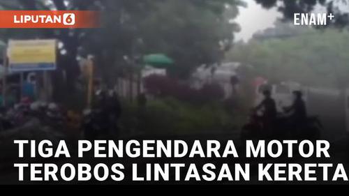 VIDEO: Nekat, Tiga Pengendara Motor Terobos Lintasan Kereta Api Nyaris Tertabrak