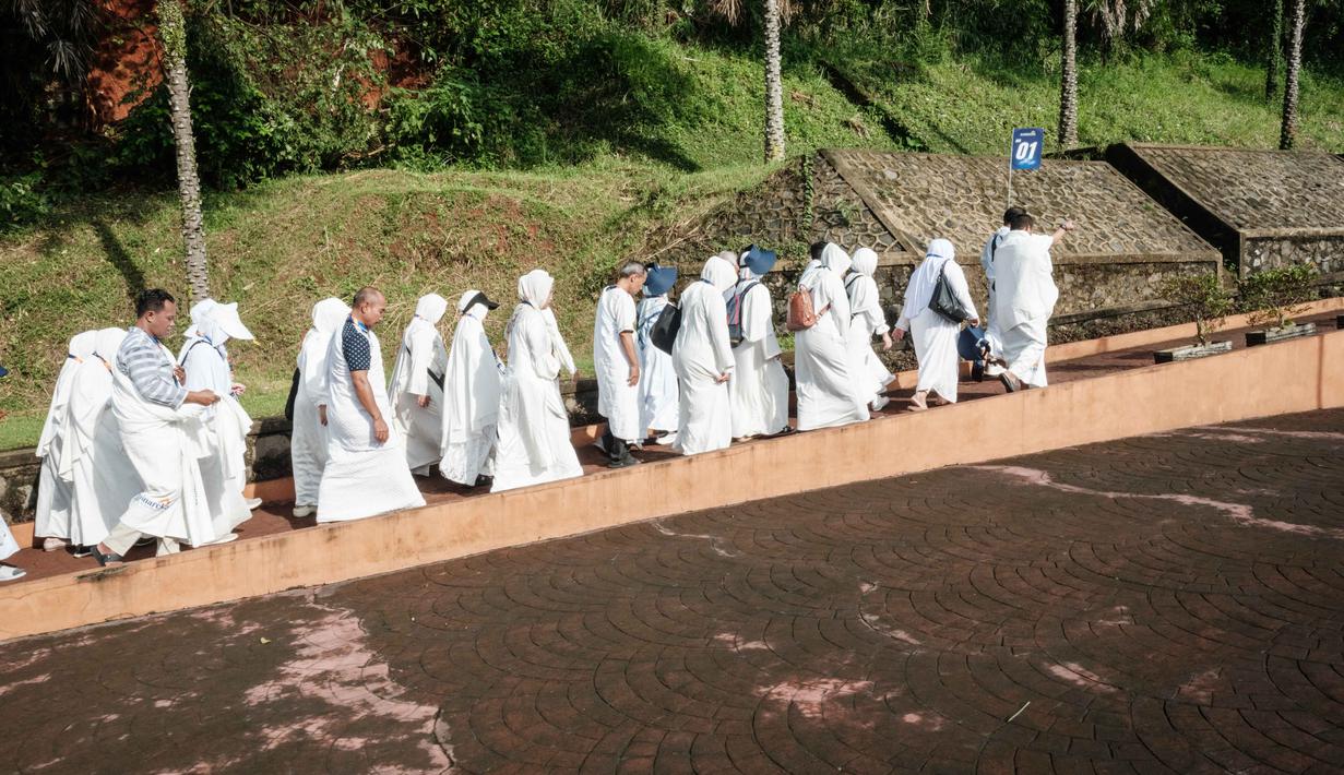 Selisih biaya akibat kenaikan harga operasional ditutupi pemerintah melalui langkah efisiensi pada pos anggaran yang tidak diperlukan dan penggunaan nilai manfaat dana haji yang dikelola Badan Pengelola Keuangan Haji (BPKH). Tampak dalam foto, calon jamaah haji Indonesia berlatih ritual haji menggunakan replika tempat-tempat suci di Pusat Pelatihan Manasik Al Mahmudah (AMTC), sebuah fasilitas pelatihan haji yang menampilkan replika tempat-tempat ziarah utama, di Tangerang Selatan pada 5 April 2026. (YASUYOSHI CHIBA/AFP)
