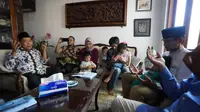 Cawapres 02, Sandiaga Uno mengunjungi keluarga petugas KPPS di Surabaya bernama Nur Aidah Hayati yang meninggal dunia usai pencoblosan Pemilu 2019. (Muhammad Genantan Saputra/Merdeka.com)