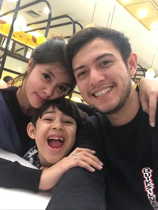 Sebelum pergi berlibur, Rifky dan Biby sempat menghabiskan waktu bersama dengan Arsen. (Foto: instagram.com/bibyalraen13)