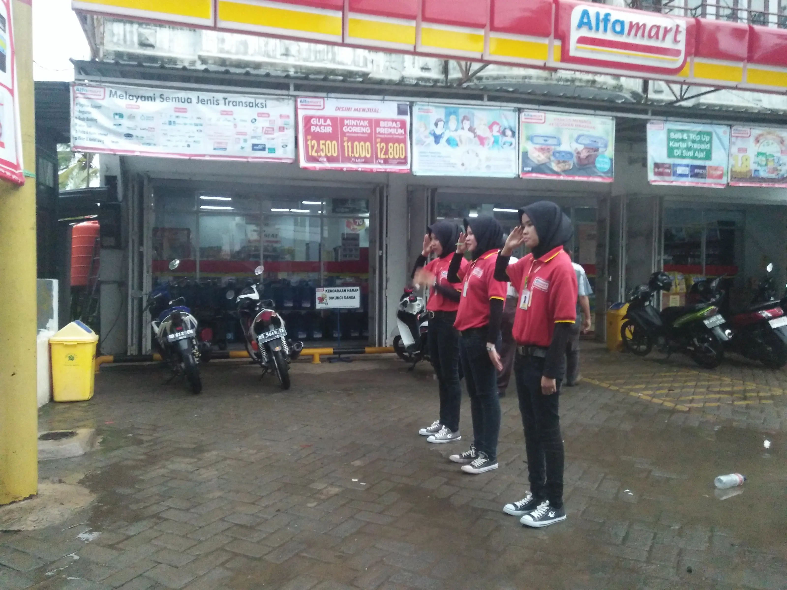 Disnakertrans Kabupaten Maros bakal memanggil manajemen minimarket yang menghukum karyawan dengan menghormat tiang. (Liputan6.com/Eka Hakim)