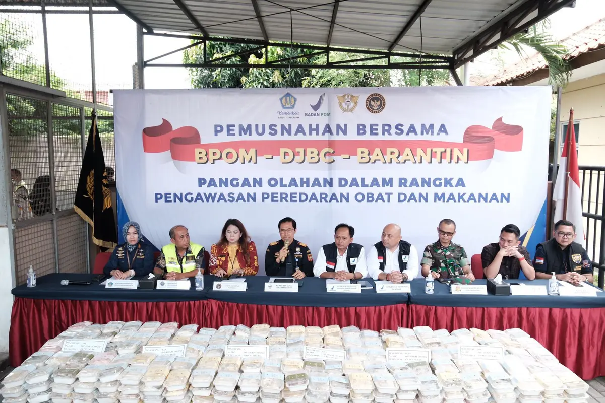 Bea Cukai Soekarno-Hatta bersama Badan Pengawas Obat dan Makanan (BPOM) musnahkan 2.564 buah (1 ton) olahan pangan viral, roti milk bun asal Thailand. (Foto: Tira Santia)