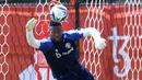 <p>Kiper baru Manchester United, Andre Onana, melakukan latihan perdana bersama timnya di pusat pelatihan Pingry School, New Jersey, Amerika Serikat, Sabtu (22/07/2023) WIB. Oana dibeli oleh MU dari Inter Milan seharga 52,5 euro dengan durasi kontrak selama lima tahun. Sementara itu, skuad asuhan Erik Ten Hag kini tengah menjajal beberapa tim dalam tur pramusim mereka di Amerika Serikat. (Twitter/@ManUtd)</p>