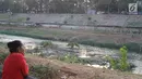 Kondisi aliran Kanal Banjir Timur yang mengalami kekeringan di kawasan Duren Sawit, Jakarta, Selasa (3/9/2019). Kemarau panjang yang melanda Ibu Kota menyebabkan debit air Kanal Banjir Timur berkurang hingga menampakkan dasar kanal. (Liputan6.com/Immanuel Antonius)